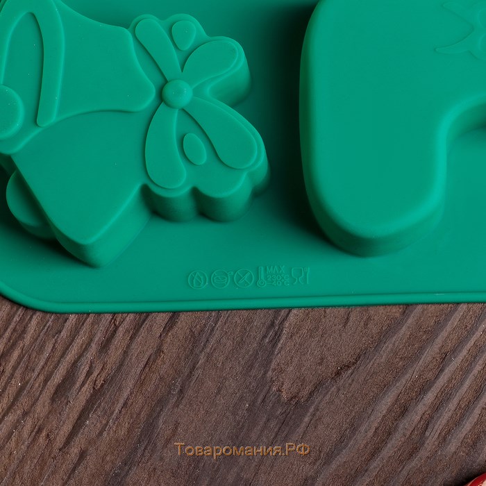 Форма для выпечки «Новый год. Колокольчики и сапожок», силикон, 25,5×17 см, 6 ячеек, цвет зелёный