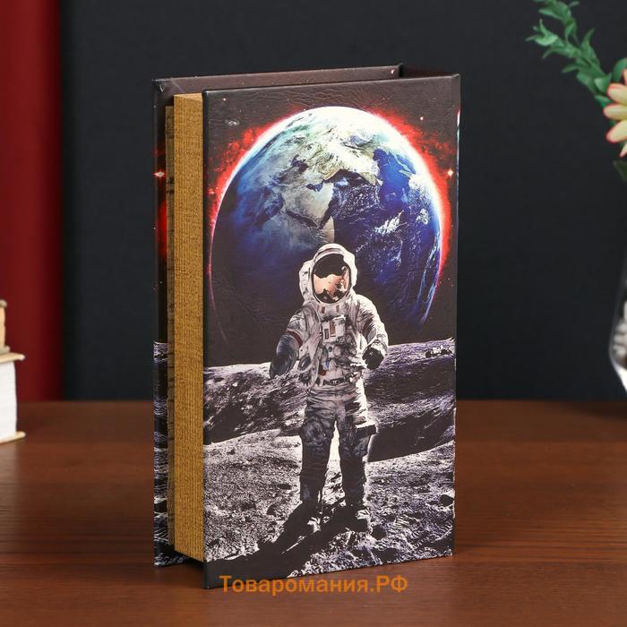 Сейф-книга дерево кожзам "Космонавт на луне" 21х13х5 см