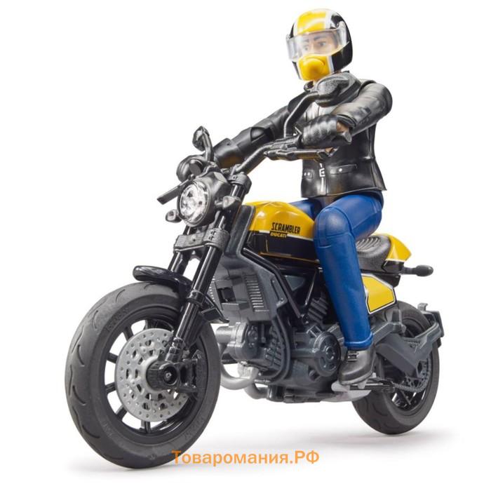 Мотоцикл Scrambler Ducati жёлтый, с мотоциклистом